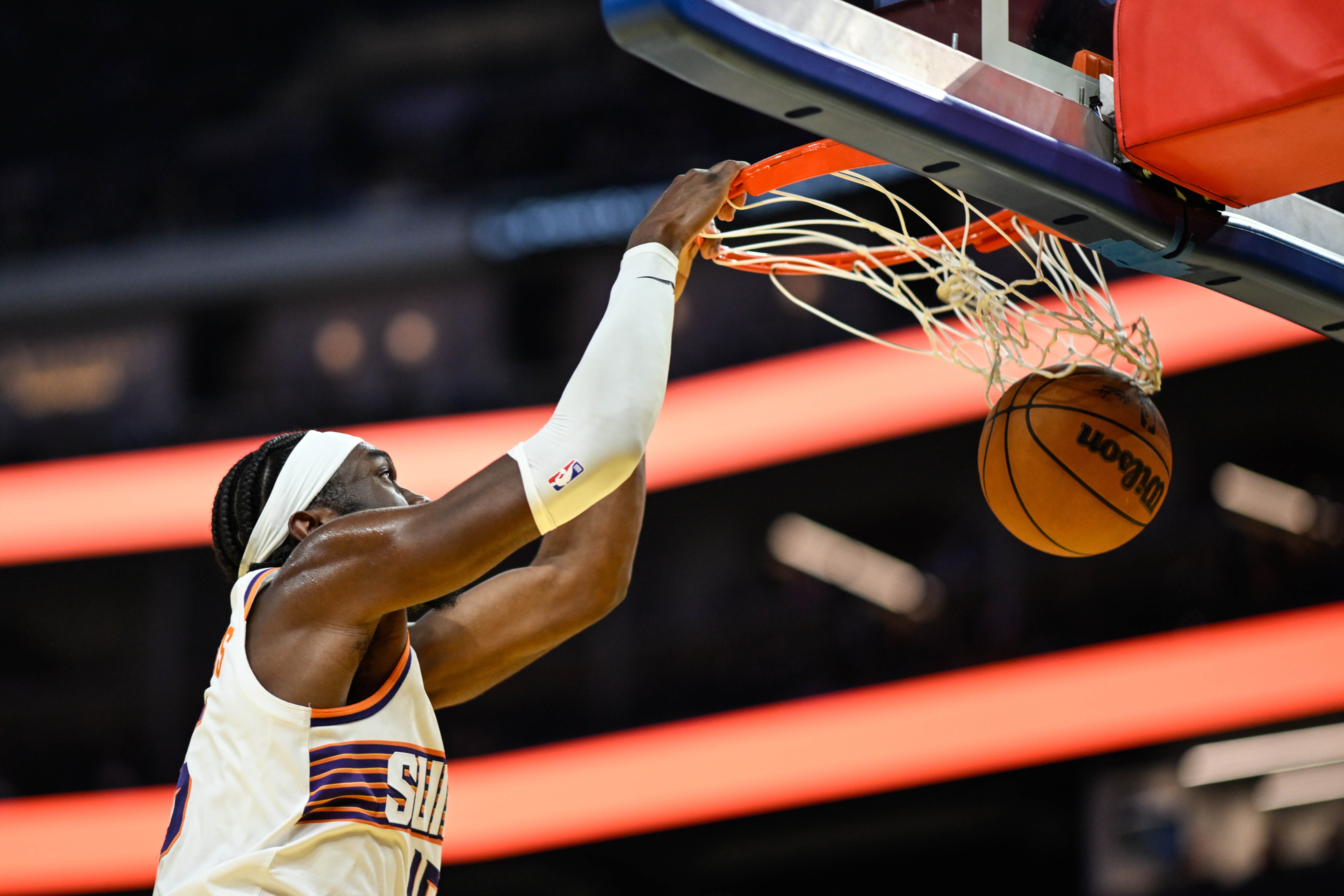 乐鱼官网-力与美的结合！马威接古德温击地妙传杀入篮下 自抛自扣致敬麦迪